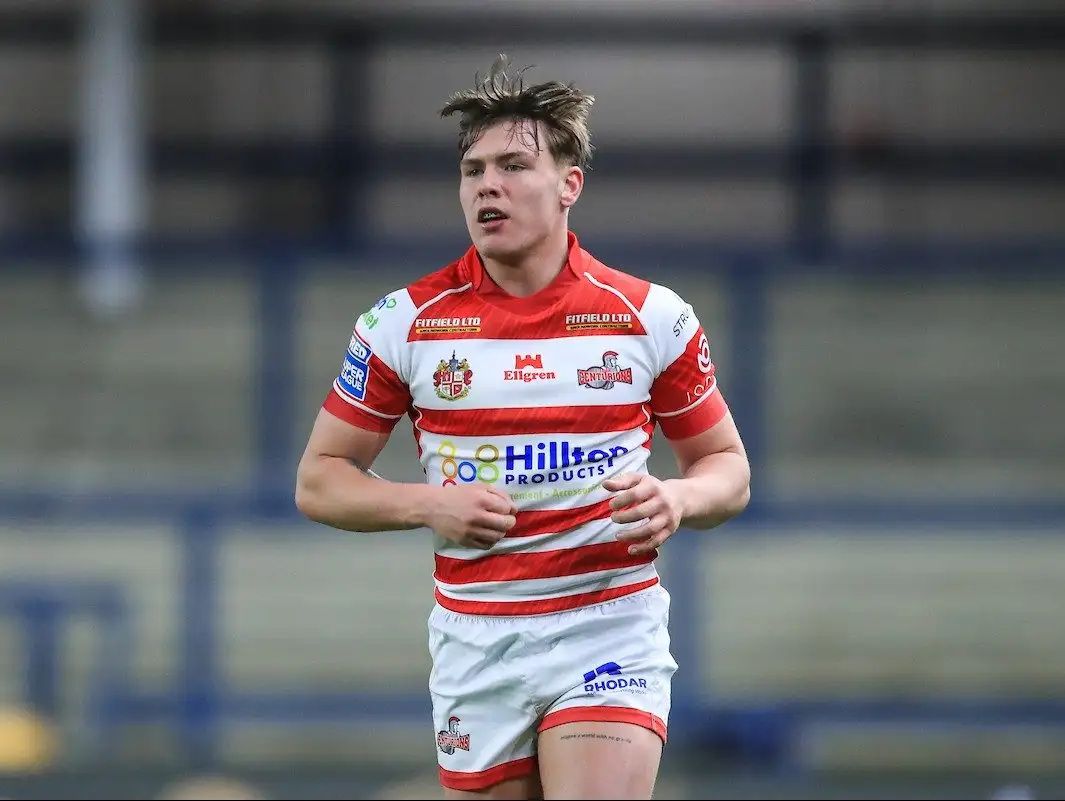 Leigh complete permanent signing of Warrington centre