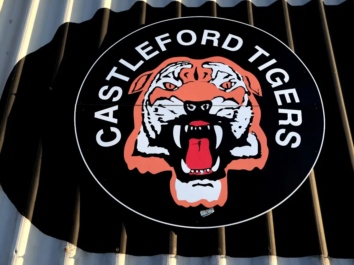 Castleford 52-16 Leigh: Tigers maintain 100% record by mauling Leigh