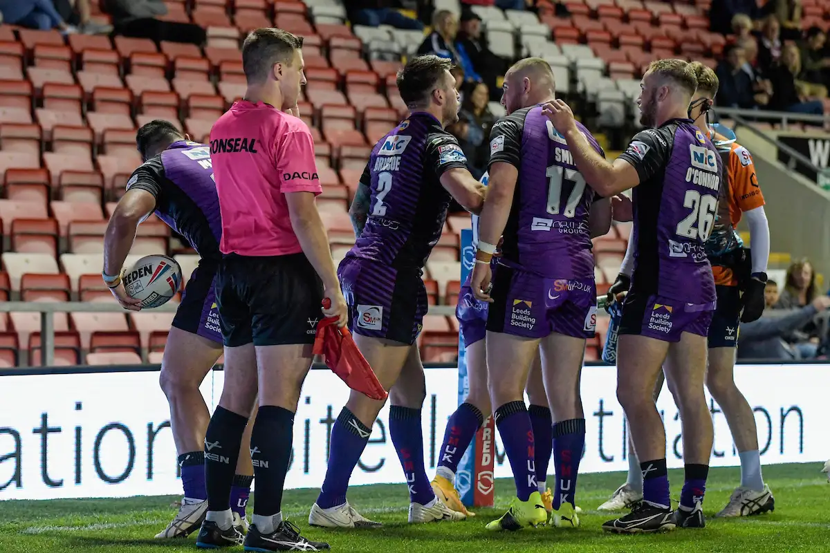 Leeds boost play-off bid with comfortable Leigh win but lose Luke Gale to injury