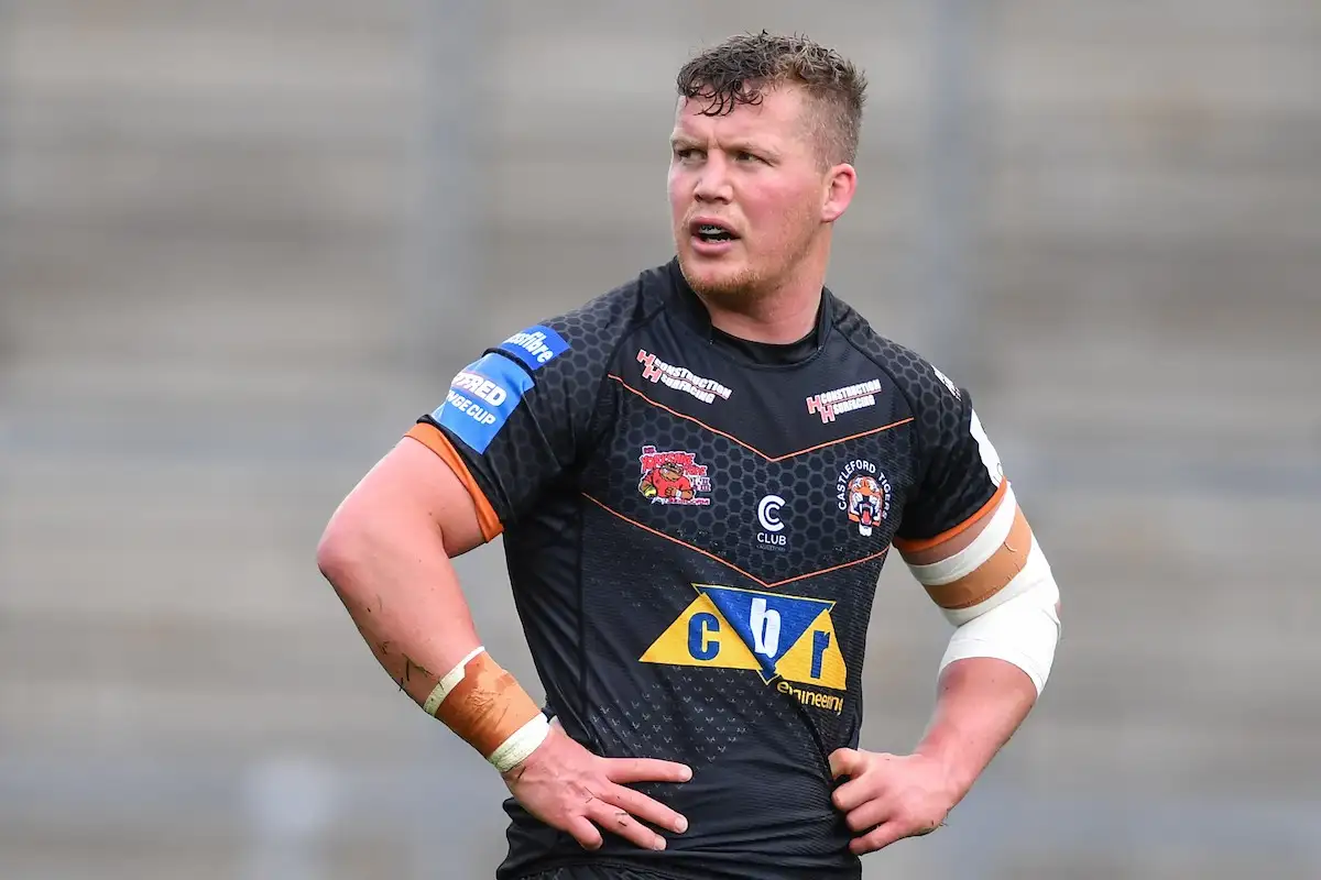 One-club man Adam Milner signs new Castleford deal