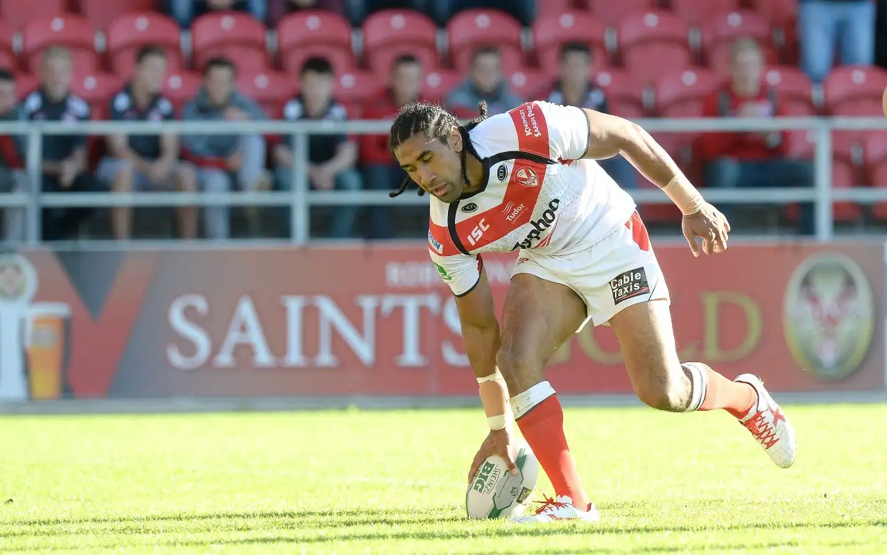 Sia Soliola scores a try for St Helens