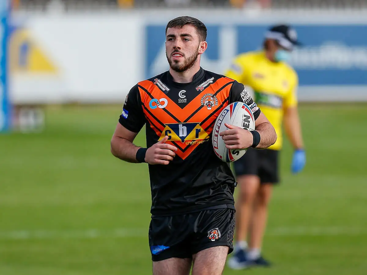 Dewsbury move for young Castleford outside back