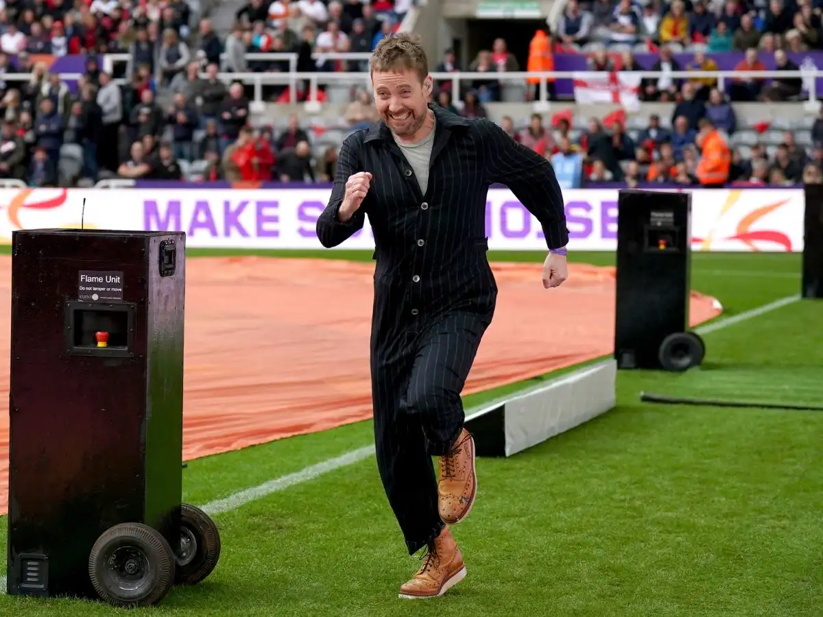 Ricky Wilson entertains crowd after Kaiser Chiefs’ set at World Cup ceremony cut short