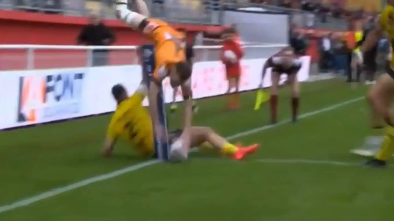 WATCH: One of the best acrobatic try finishes you will ever see from the French Cup final