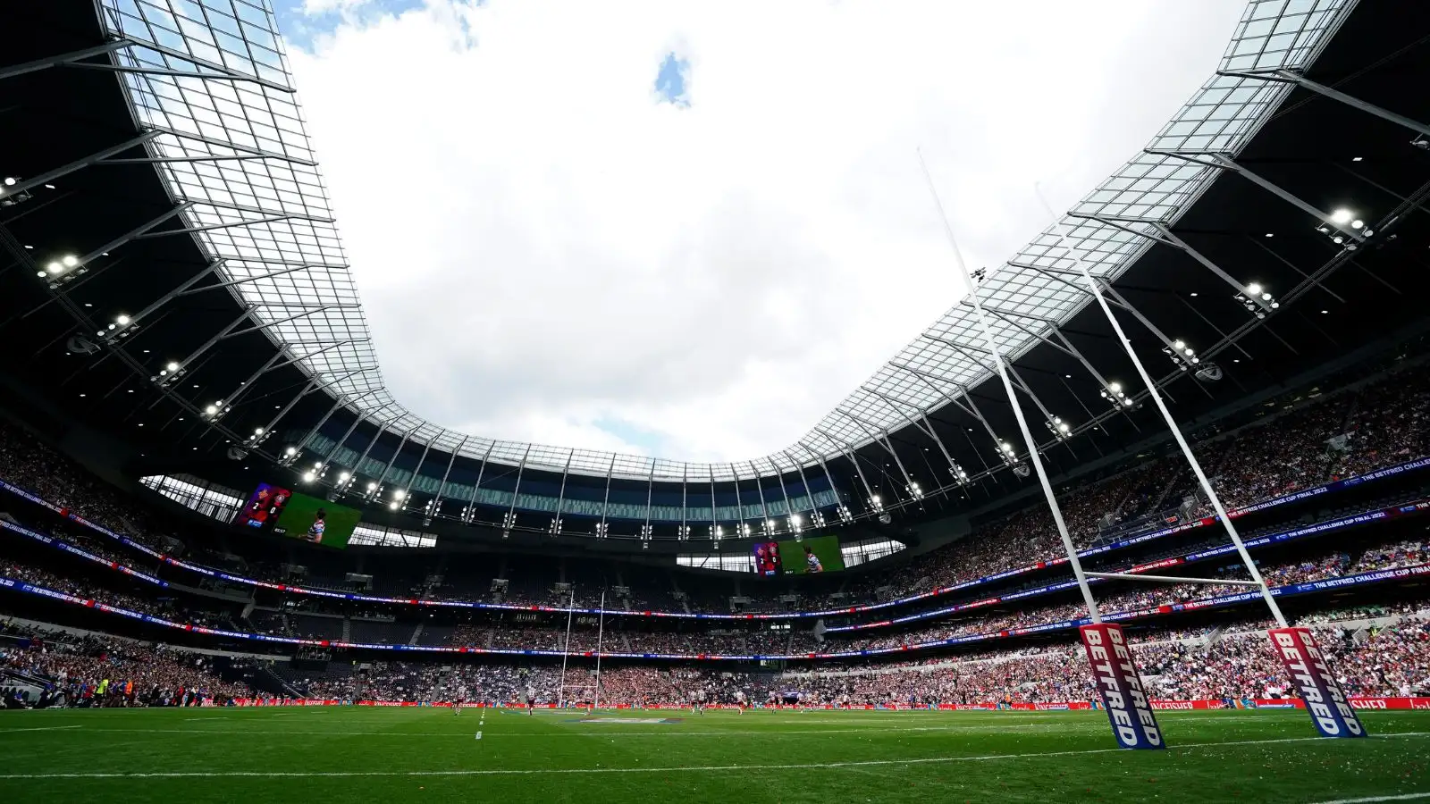 A general view of play during the Betfred Challenge Cup final at the Tottenham Hotspur Stadium. RFL.