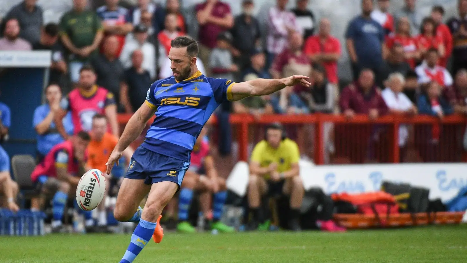 Luke Gale in action for Wakefield against Hull KR. Photo by Dean Williams/Alamy Stock Photo.