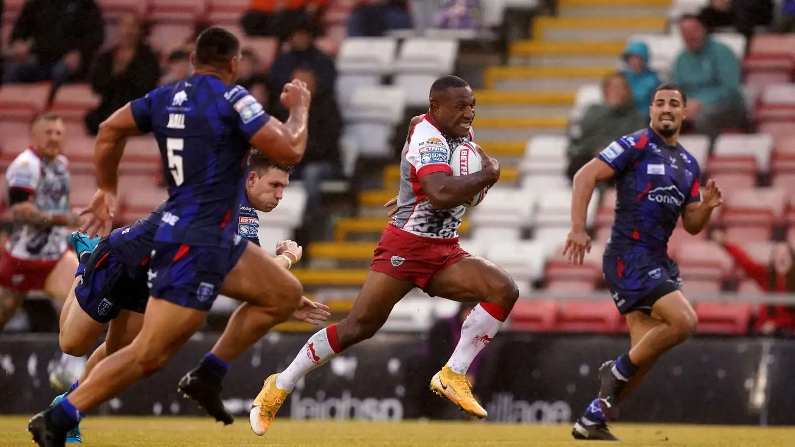 Edwin Ipape races away to score against Hull KR. Photo by PA Images / Alamy Stock Photo.