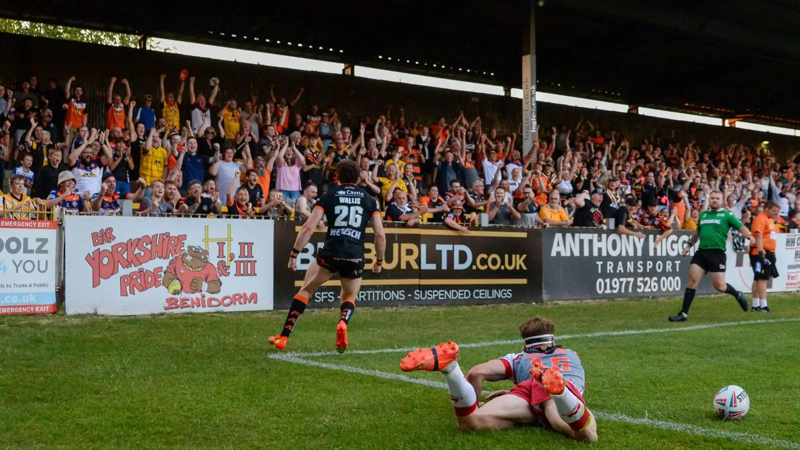 Elliot Wallis scores at the Mend-A-Hose Jungle against Leigh in Super League. Photo by Craig Cresswell/News Images.