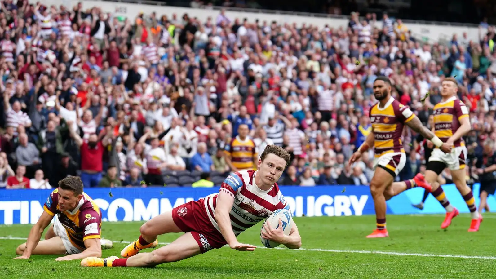 Jai Field crosses for a try in Wigan's 2022 Challenge Cup Final win - Alamy