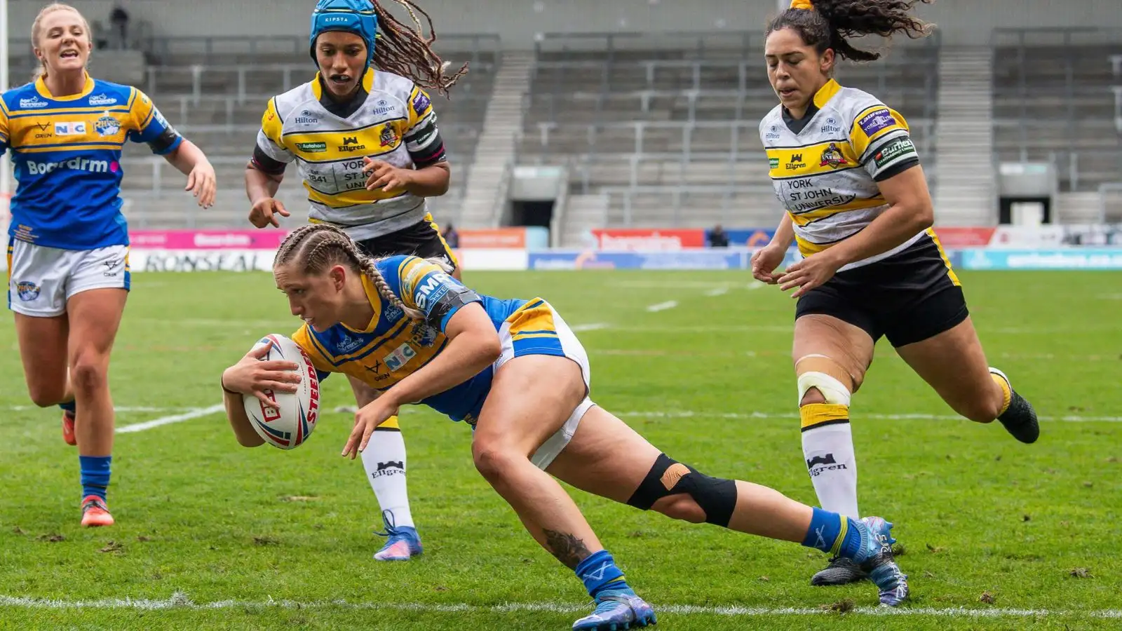 Leeds Rhinos' Caitlin Beevers crosses for a try - Alamy