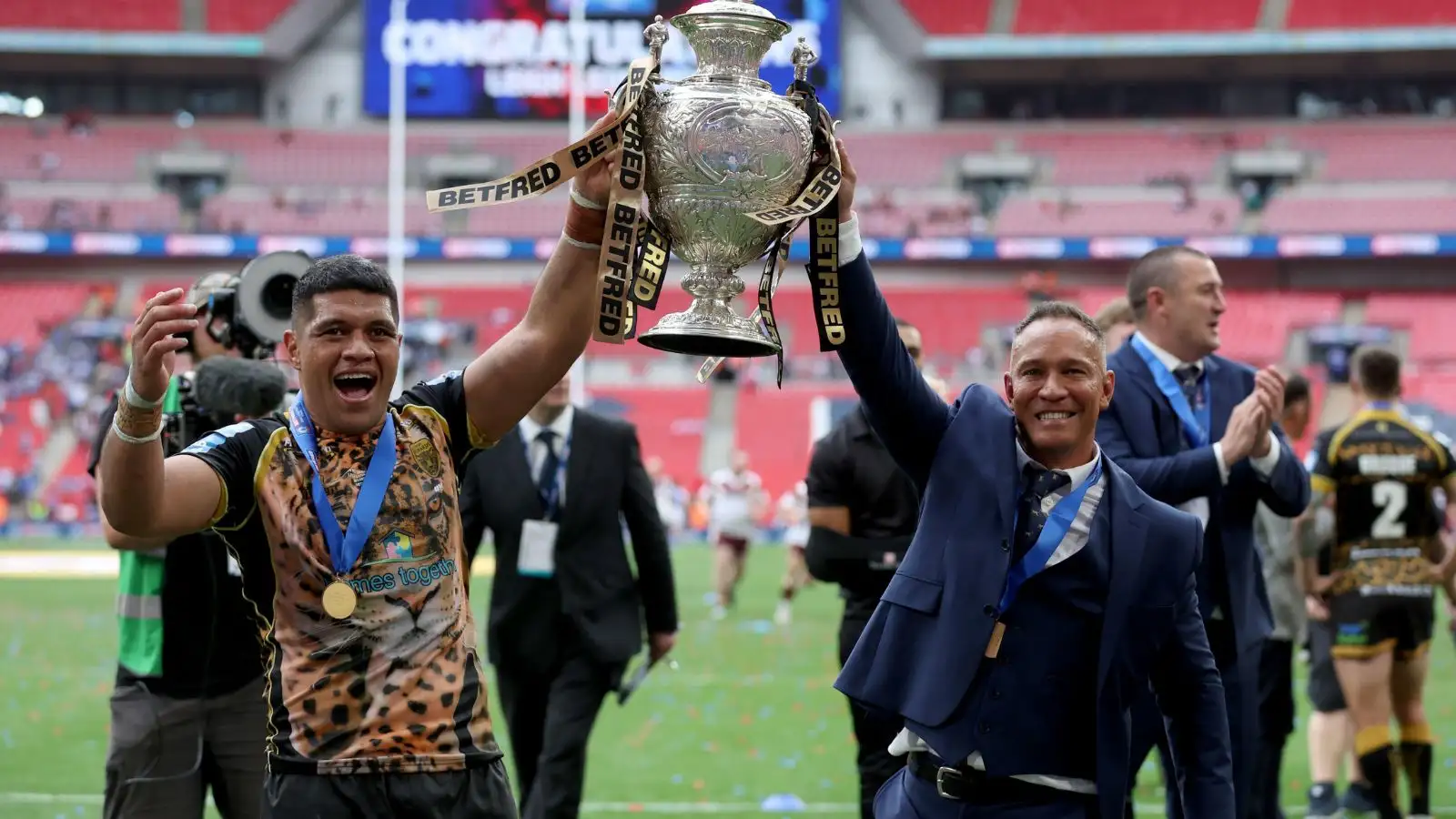John Asiata and Adrian Lam Leigh Leopards Challenge Cup final Alamy
