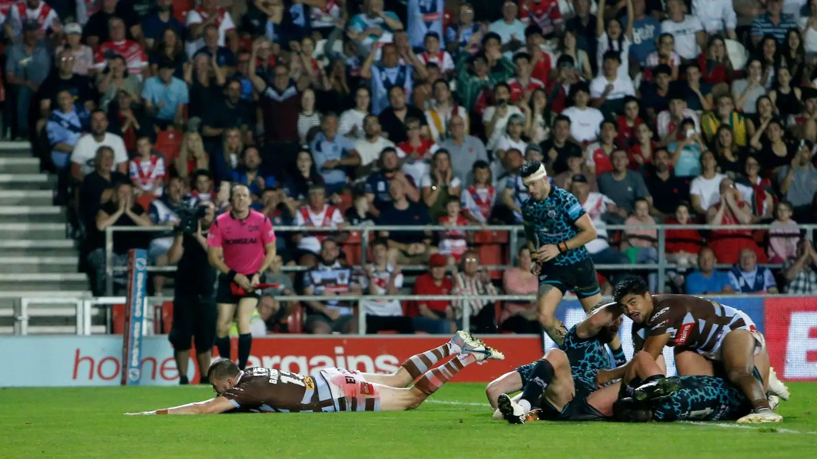 Joe Batchelor scores, St Helens