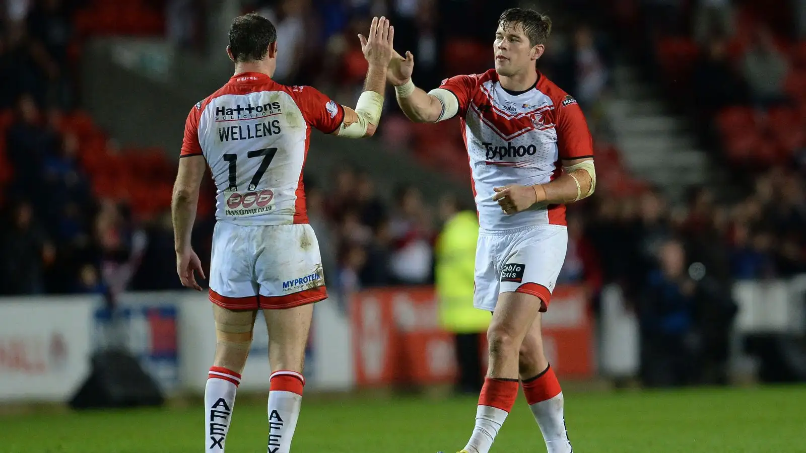 Paul Wellens and Louie McCarthy-Scarsbrook playing for St Helens in 2014 - Alamy