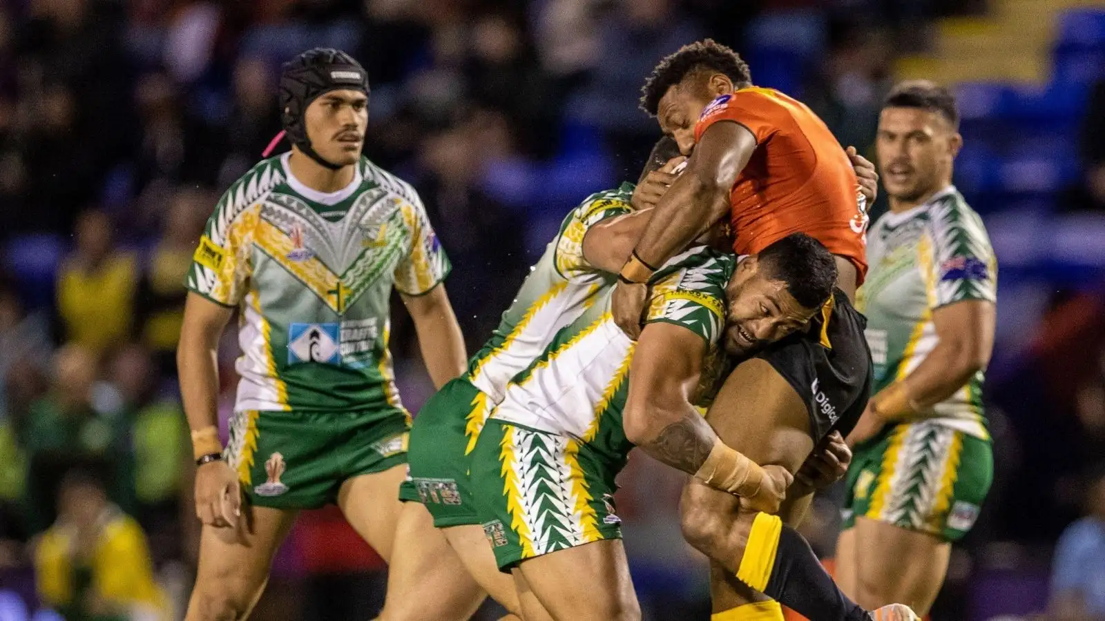 Makahesi Makatoa tackles Keven Appo