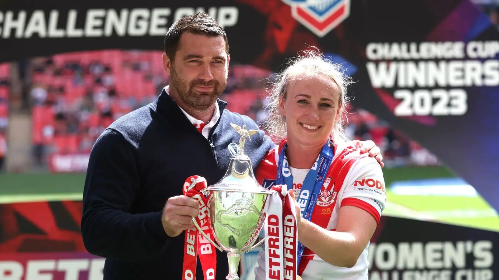 St Helens coach Matty Smith and Jodie Cunningham lifting the Women's Challenge Cup Alamy