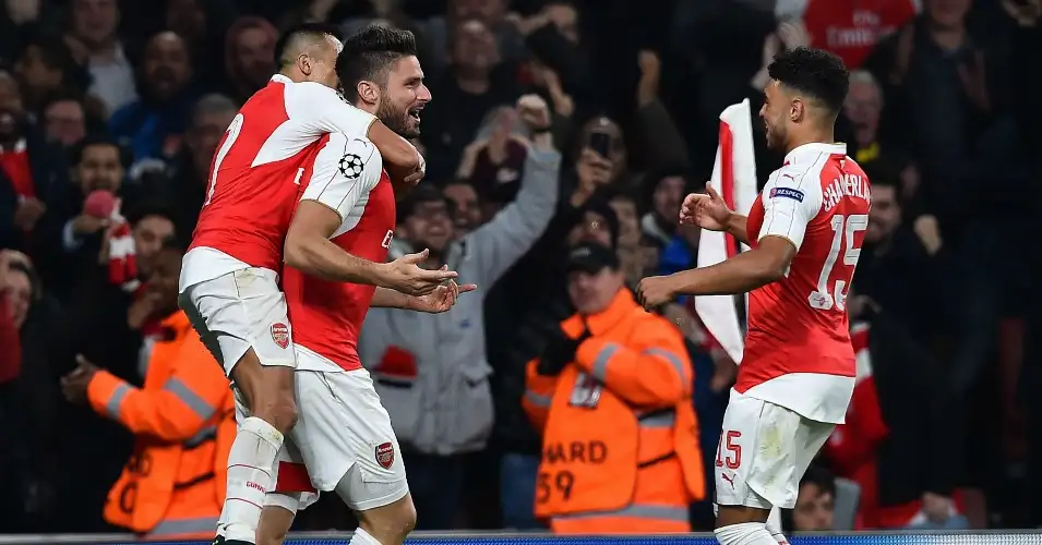 Giroud and Ozil sink Bayern to keep Arsenal alive