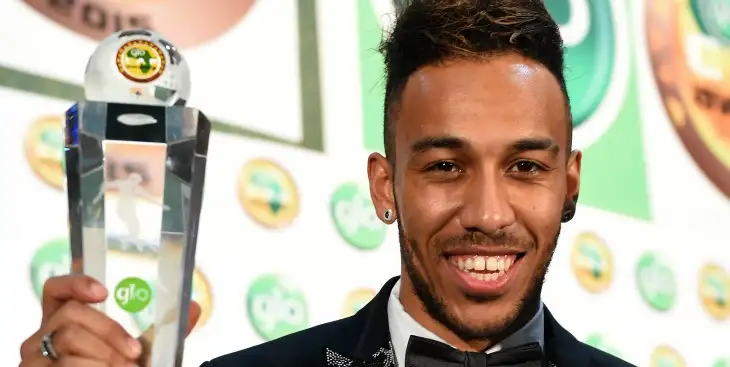 Pierre-Emerick Aubameyang: Poses with his trophy