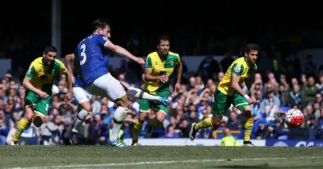 Managerless Everton cruise to victory over Norwich