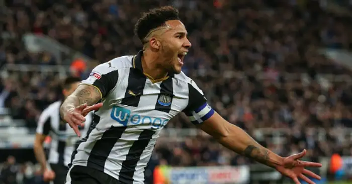 Benitez piles praise on Lascelles as skipper signs new deal