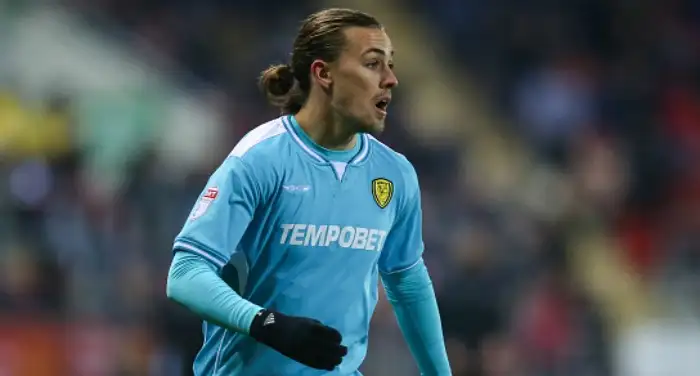 Hull swoop for Burton midfielder Jackson Irvine