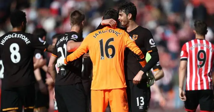 Jakupovic saves late penalty to earn Hull a crucial point