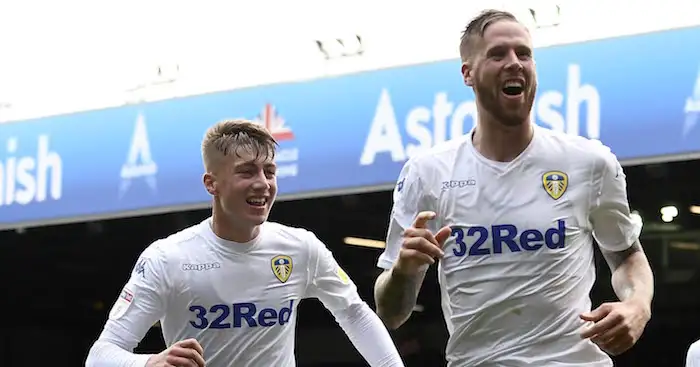 LEEDS, ENGLAND - OCTOBER 06: Pontus Jansson of Leeds United celebrates with Jack Clarke (l) and Tyler Roberts (r) scoring the equalising goal to make the score 1-1 during the Sky Bet Championship match between Leeds United and Brentford at Elland Road on October 6, 2018 in Leeds, England. (Photo by George Wood/Getty Images)
