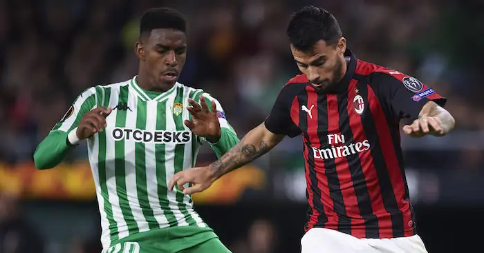 SEVILLE, SPAIN - NOVEMBER 08: Suso of AC Milan duels for the ball with Junior Firpo of Real Betis during the UEFA Europa League Group F match between Real Betis and AC Milan at Estadio Benito Villamarin on November 8, 2018 in Seville, Spain. (Photo by Aitor Alcalde/Getty Images)