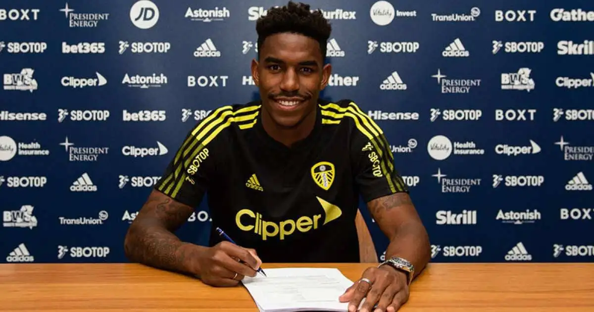 Junior Firpo signing contract (via Leeds United)