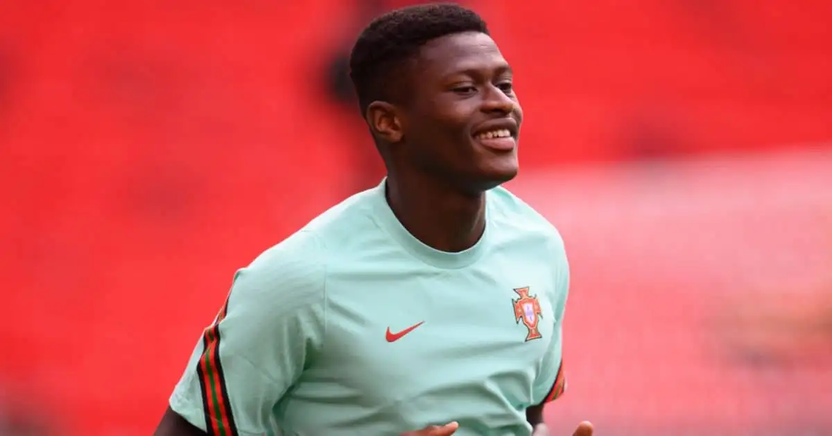 Whirlwind late €40m transfer gets green light with Man City duelling PSG