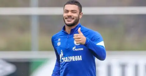 Ozan Kabak puts his thumbs up in Schalke training, August 2021
