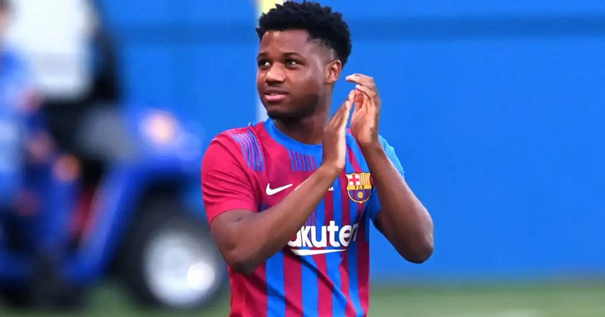 Ansu Fati claps the Barcelona fans, August 2021