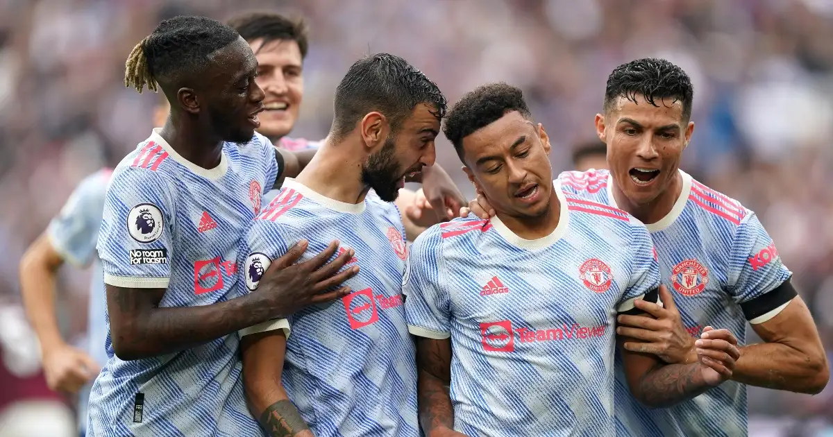 Manchester United players celebrate after Jesse Lingard's late winner against West Ham.