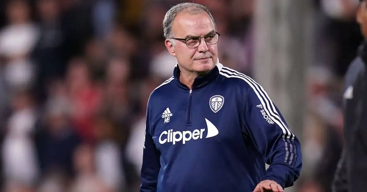 Leeds United manager Marcelo Bielsa (centre) prior to kick-off during the Carabao Cup third round match at Craven Cottage