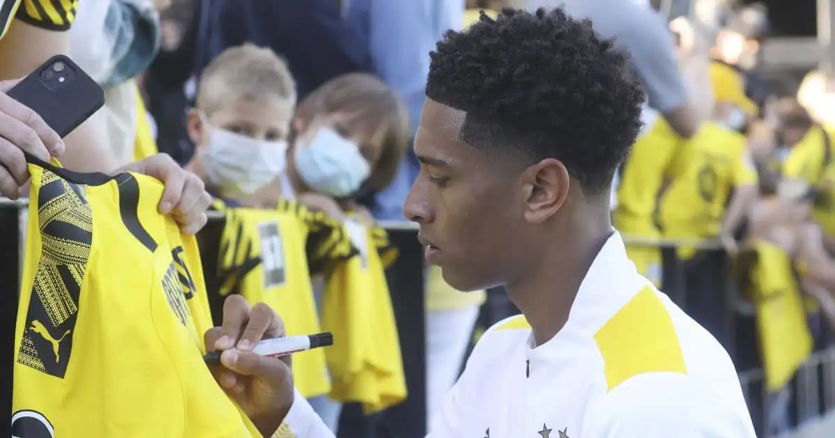 Jude Bellingham signing autographs Borussia Dortmund September 2021