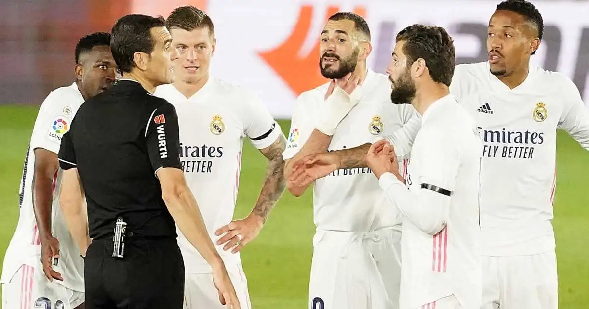 Real Madrid players Vinicius Junior, Toni Kroos, Karim Benzema, Eder Militao and Nacho Fernandez surround the referee, May 2021