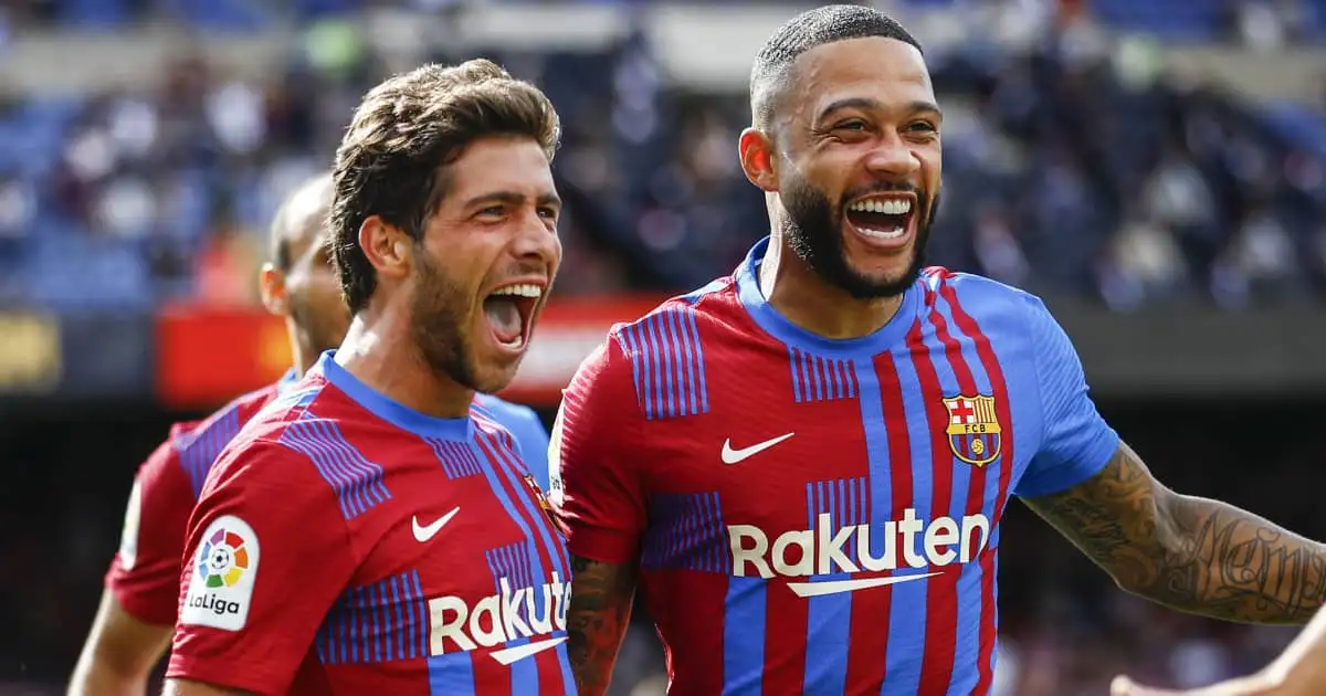 Barcelona pair Sergi Roberto and Memphis Depay celebrating in 2021