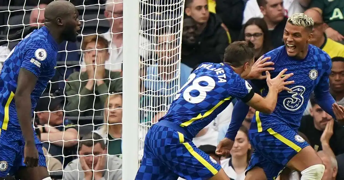 Thiago Silva celebrates with Cesar Azpilicueta in Tottenham vs Chelsea, September 2021