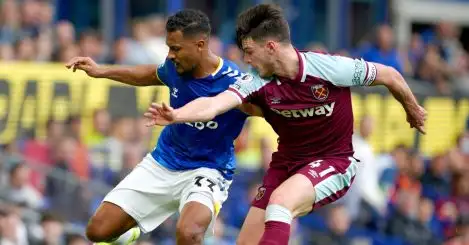 ‘Not interested’ – Manager hits back at transfer links with Everton man