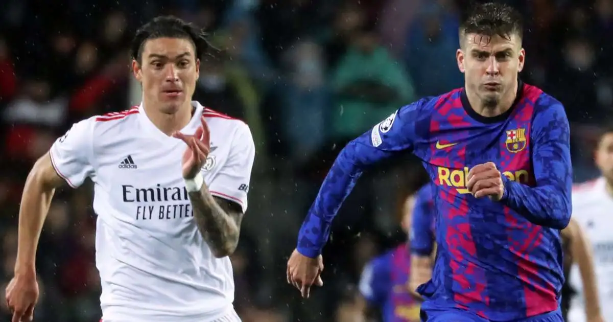 Darwin Nunez and Gerard Pique run for a loose ball during Barcelona vs Benfica, November 2021