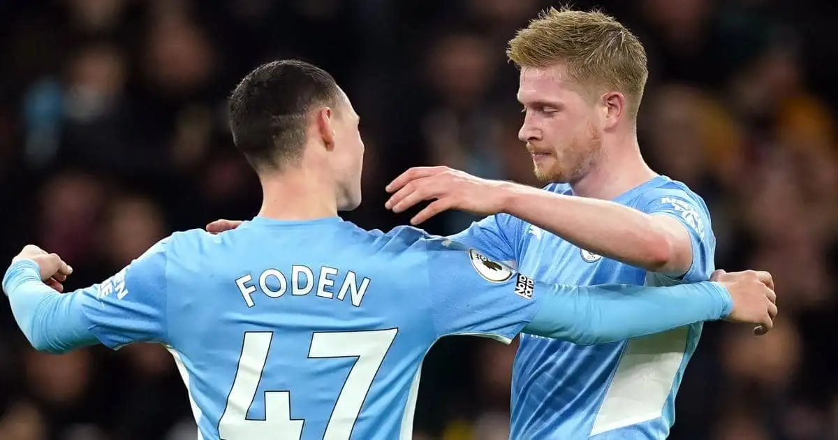 Kevin de Bruyne celebrates with Phil Foden