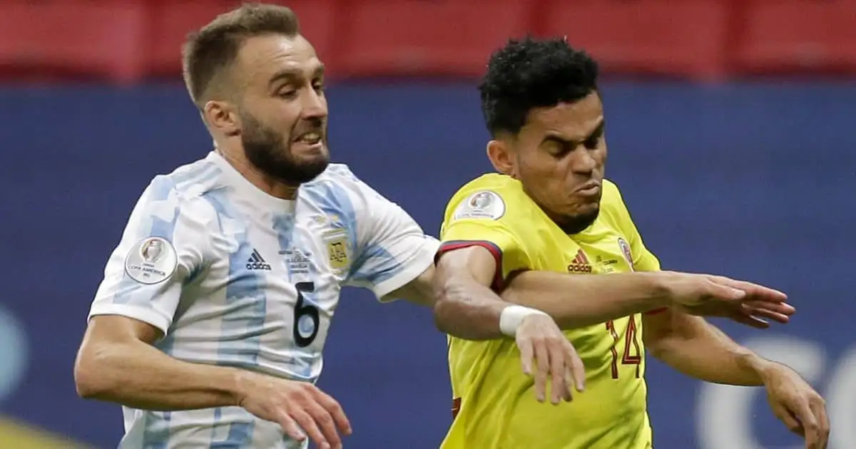 German Pezzella (L) of Argentina vies with Luis Diaz of Colombia during Copa America semi-finals