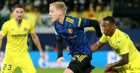 Donny van de Beek escapes the challenge of Villarreal players for Manchester United, November 2021