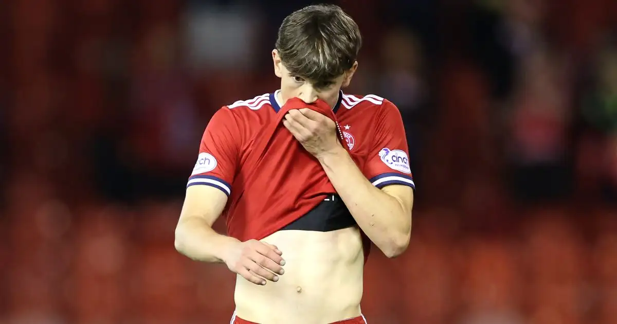 Leeds set for deadline day battle with Prem rival after favourites for target ‘wave the white flag’