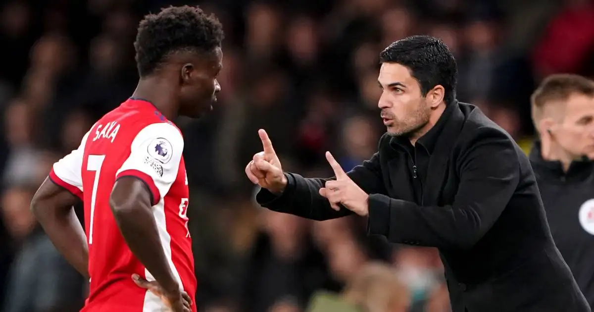 Arsenal manager Mikel Arteta gives instructions to Bukayo Saka, October 2021