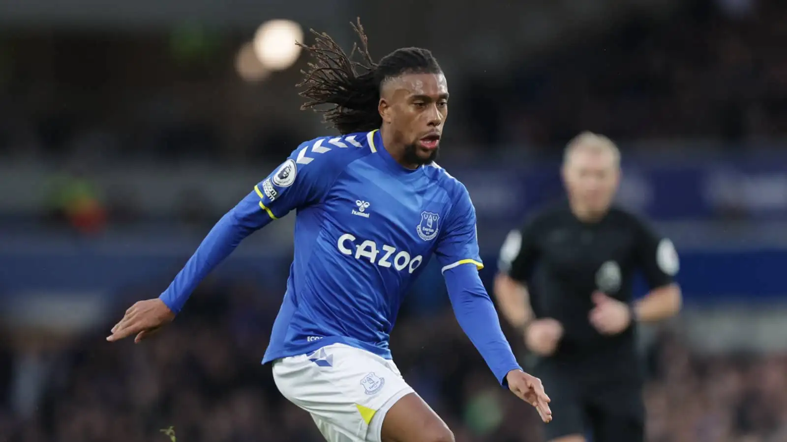 Late Iwobi strike snatches critical victory as 10-man Everton make Goodison roar