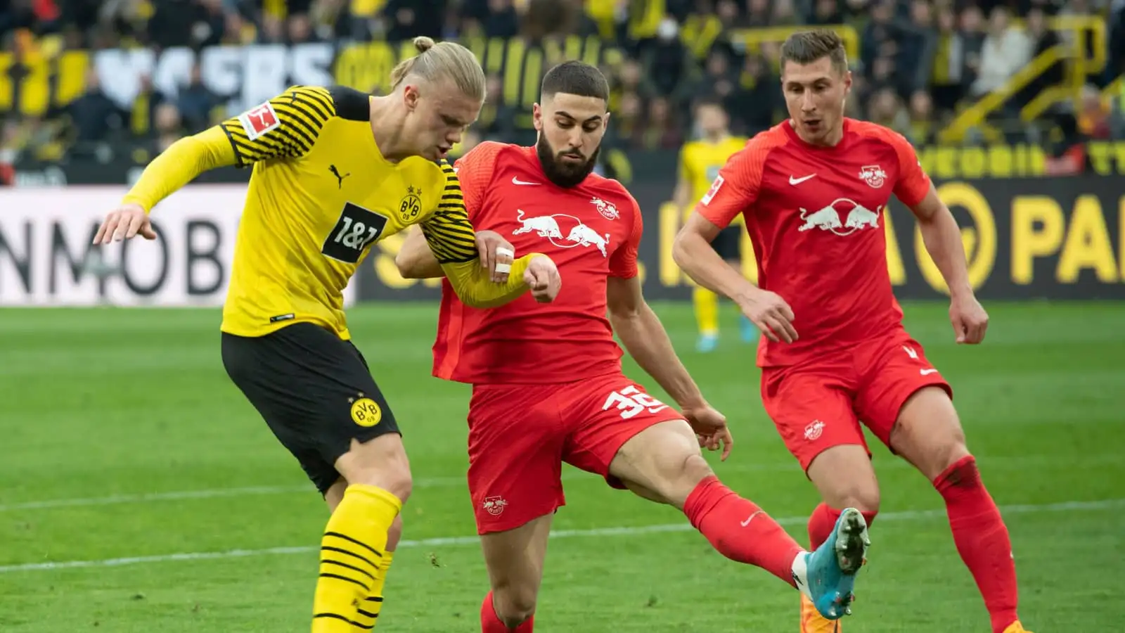 Erling Haaland attempting to score past Josko Gvardiol