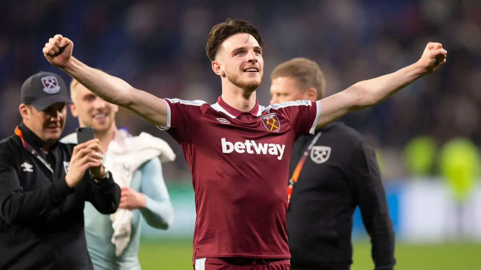 Transfer Gossip: Man Utd offer new player in bid to win Declan Rice hunt, but West Ham star ‘getting closer’ to rival club; Messi urges Barcelona to sign Tottenham man