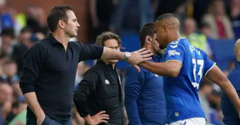 Everton manager Frank Lampard alongside Salomon Rondon