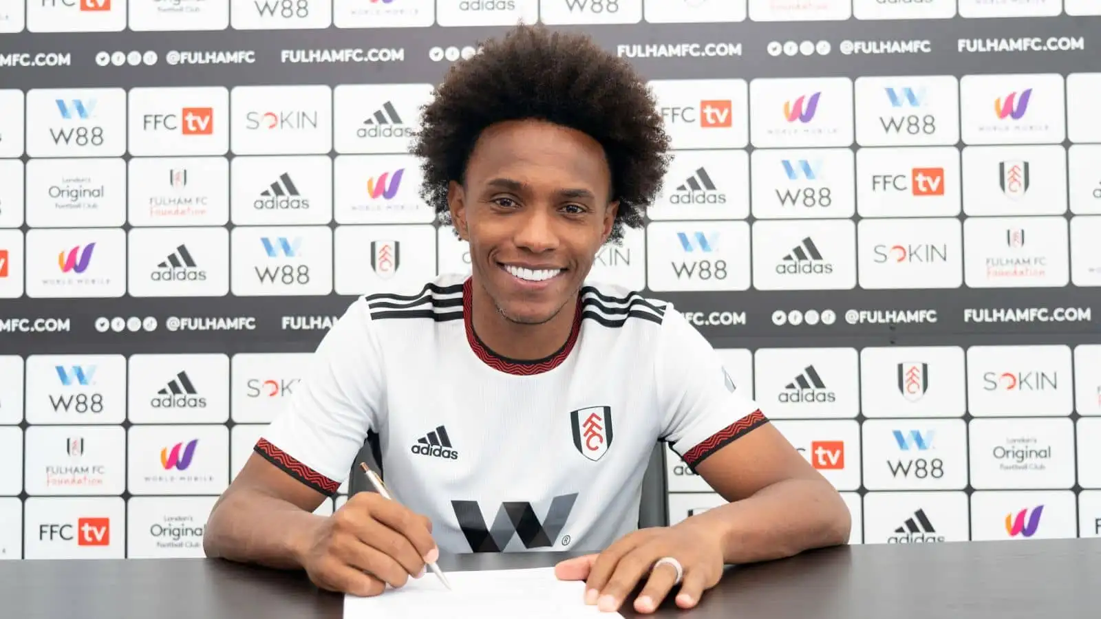 Willian signs Fulham contract