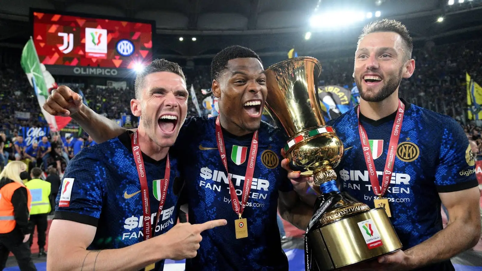 Robin Gosens celebrates with Denzel Dumfries and Stefan De Vrij